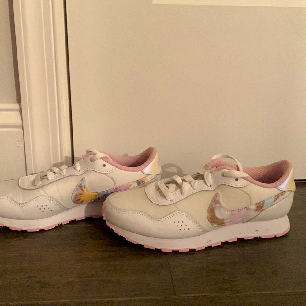 Brand new girls size 4 Nike sneakers. Condition is brand new and never worn.